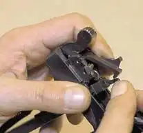 ���.